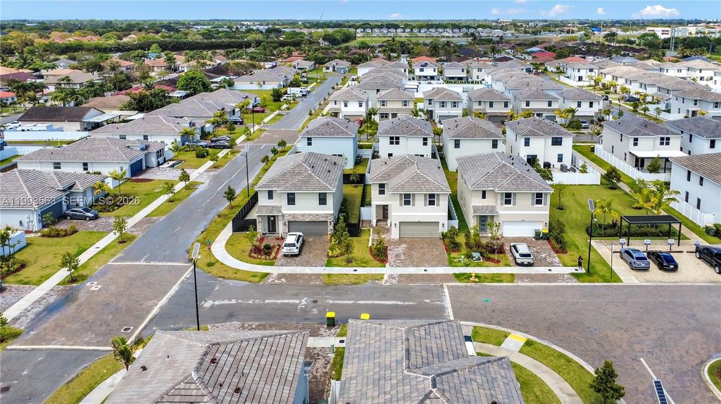 Image 34 of property listing at 1521 SE 7th Ct, Homestead, FL 33033