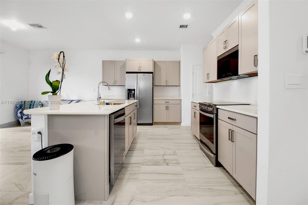 Image 4 of property listing at 1521 SE 7th Ct, Homestead, FL 33033