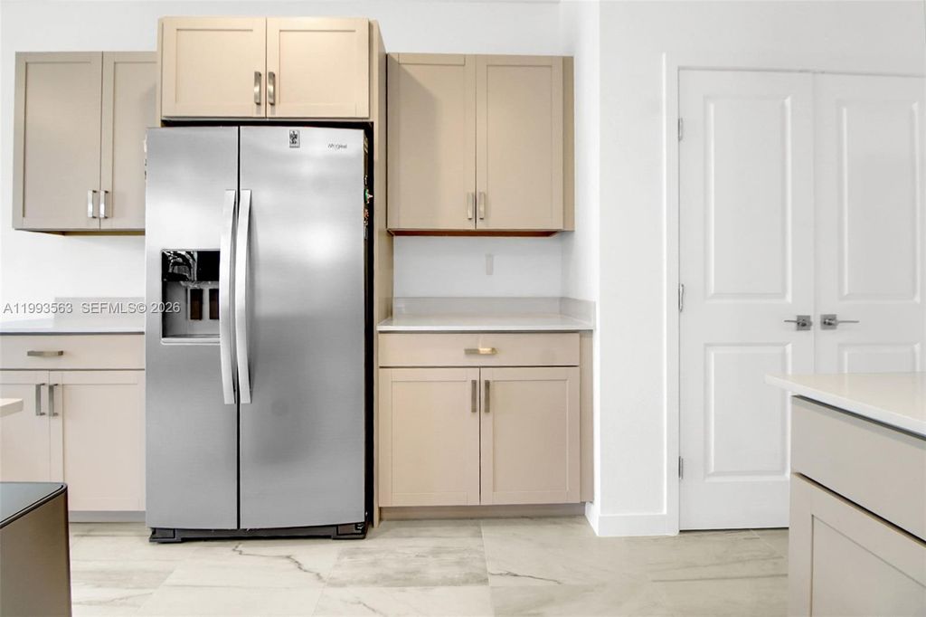 Image 5 of property listing at 1521 SE 7th Ct, Homestead, FL 33033