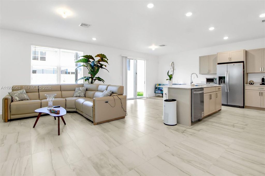 Image 6 of property listing at 1521 SE 7th Ct, Homestead, FL 33033