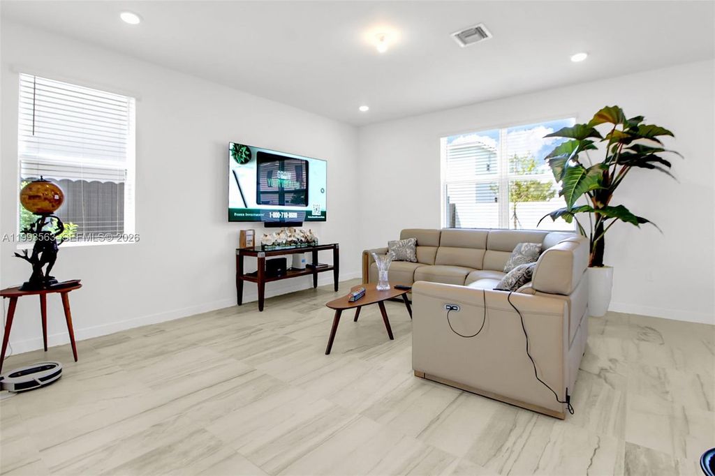 Image 7 of property listing at 1521 SE 7th Ct, Homestead, FL 33033