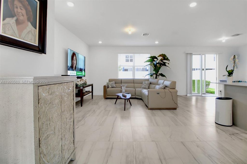 Image 8 of property listing at 1521 SE 7th Ct, Homestead, FL 33033