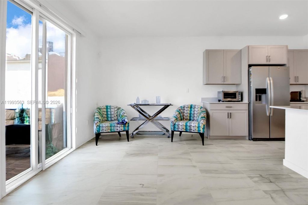 Image 9 of property listing at 1521 SE 7th Ct, Homestead, FL 33033