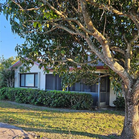 10301 Greenbriar Ct, Boca Raton, FL 33498