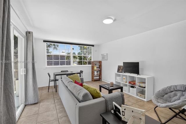 2220 N 40th Avenue, Hollywood, FL 33021