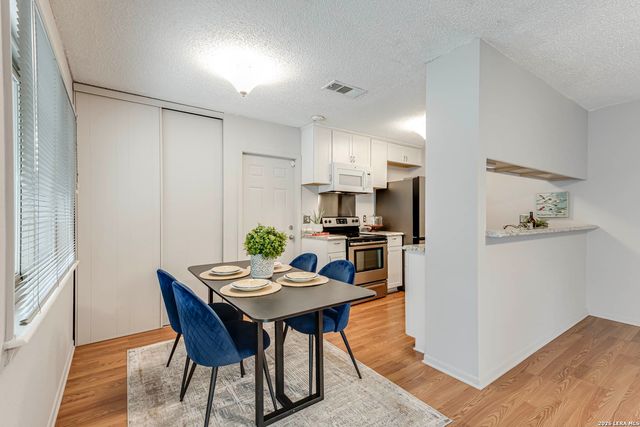 7925 Dry Canyon Trl, Live Oak, TX 78233