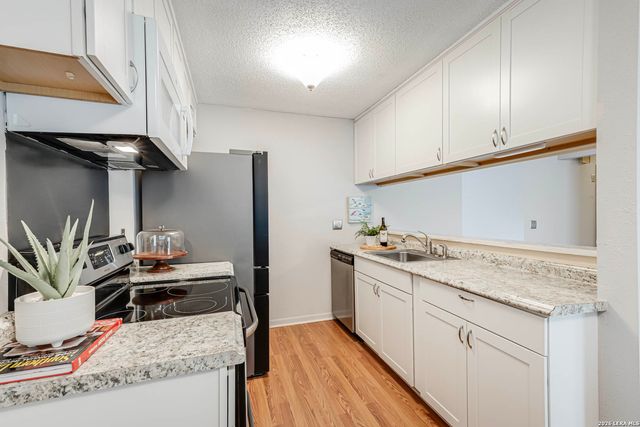 7925 Dry Canyon Trl, Live Oak, TX 78233