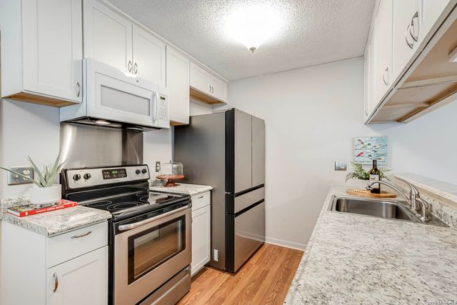 7925 Dry Canyon Trl, Live Oak, TX 78233