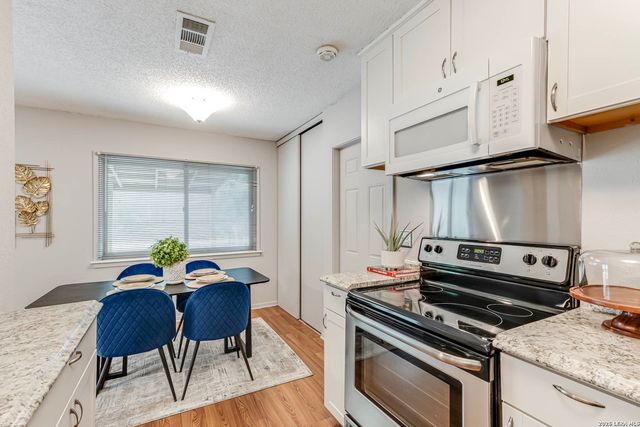 7925 Dry Canyon Trl, Live Oak, TX 78233