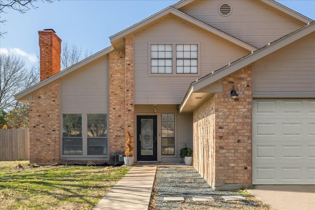 422 Connolly CIR W, Lockhart, TX 78644