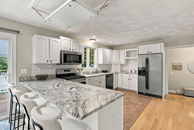 14 South Hampton Rd, Amesbury, MA 01913