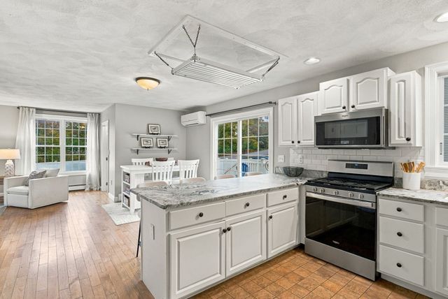 14 South Hampton Rd, Amesbury, MA 01913