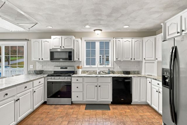14 South Hampton Rd, Amesbury, MA 01913