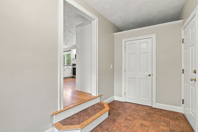 14 South Hampton Rd, Amesbury, MA 01913