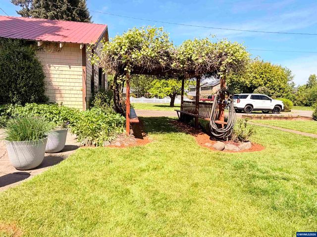 316 Blossom Ln NW, Albany, OR 97321