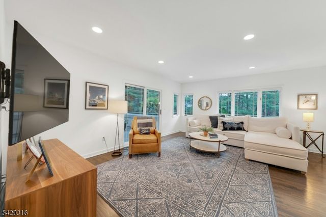 22 Fox Run Rd, Allendale Boro, NJ 07401