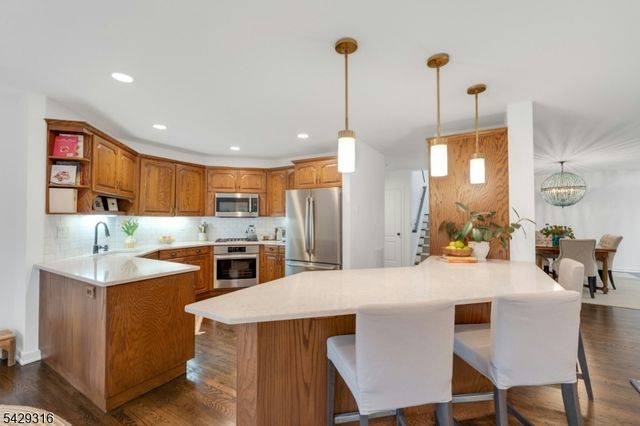 22 Fox Run Rd, Allendale Boro, NJ 07401