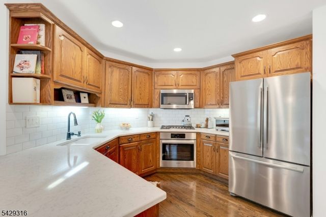 22 Fox Run Rd, Allendale Boro, NJ 07401