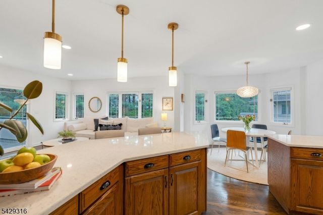 22 Fox Run Rd, Allendale Boro, NJ 07401