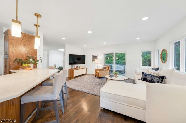 22 Fox Run Rd, Allendale Boro, NJ 07401