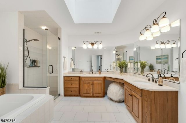 22 Fox Run Rd, Allendale Boro, NJ 07401