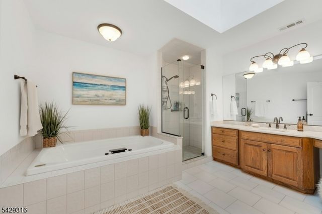 22 Fox Run Rd, Allendale Boro, NJ 07401
