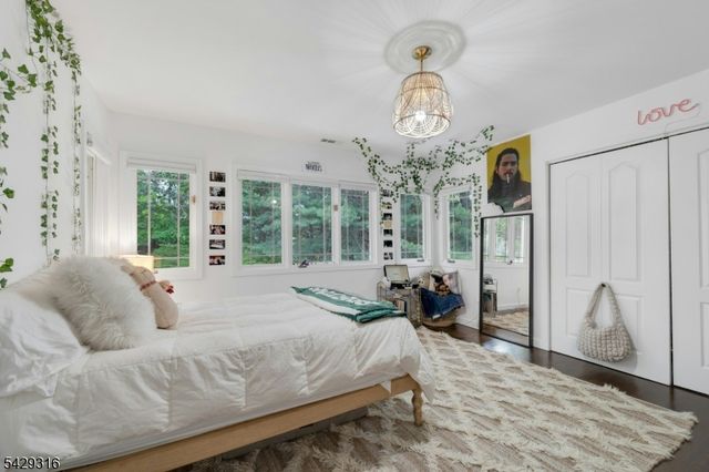 22 Fox Run Rd, Allendale Boro, NJ 07401