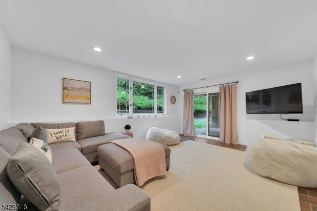 22 Fox Run Rd, Allendale Boro, NJ 07401