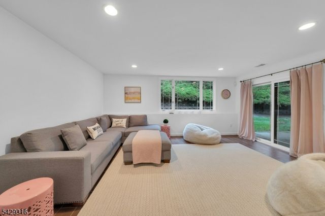 22 Fox Run Rd, Allendale Boro, NJ 07401