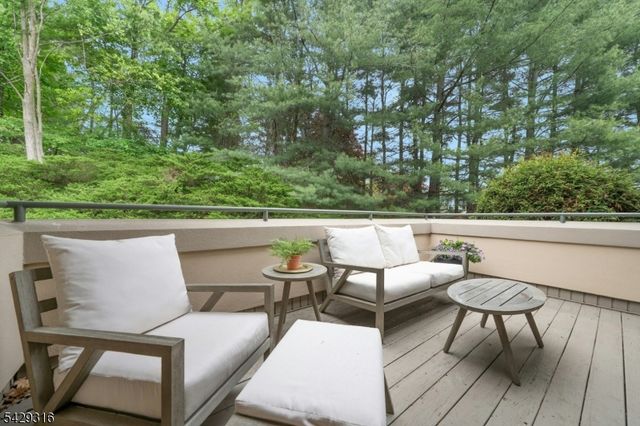 22 Fox Run Rd, Allendale Boro, NJ 07401