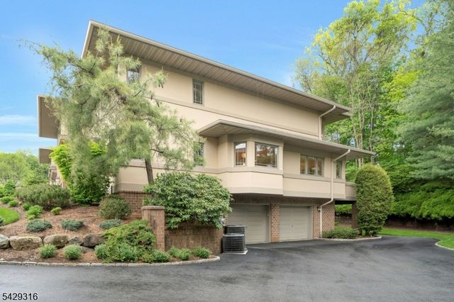 22 Fox Run Rd, Allendale Boro, NJ 07401
