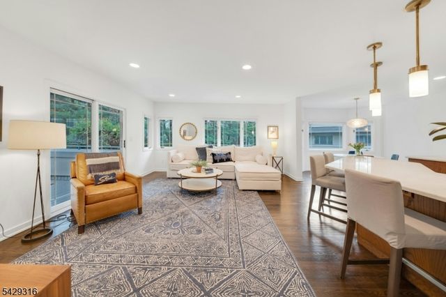 22 Fox Run Rd, Allendale Boro, NJ 07401