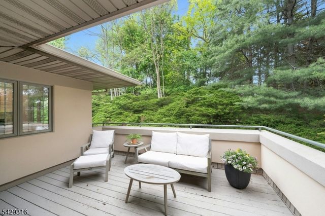 22 Fox Run Rd, Allendale Boro, NJ 07401