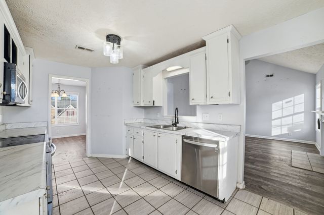 1391 Constitution Dr, Clarksville, TN 37042