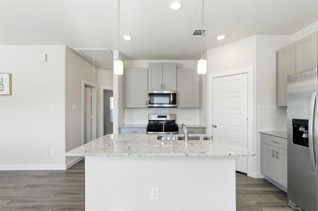 216 Shore Pointe Ct, Montgomery, TX 77316