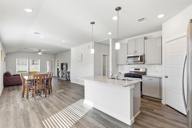 216 Shore Pointe Ct, Montgomery, TX 77316