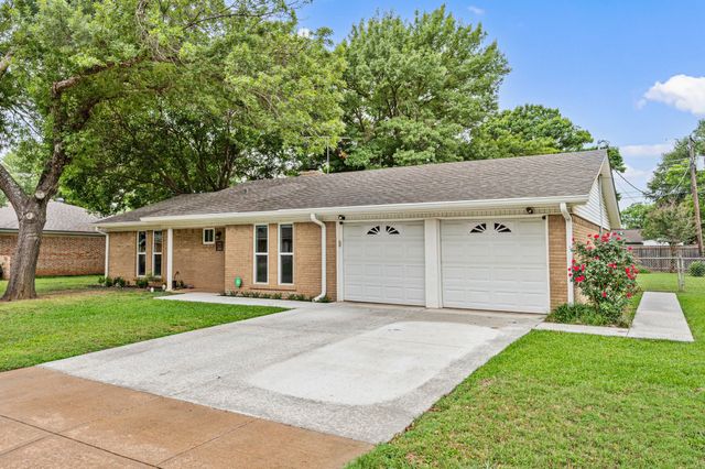 217 Glenn Drive, Hurst, TX 76053