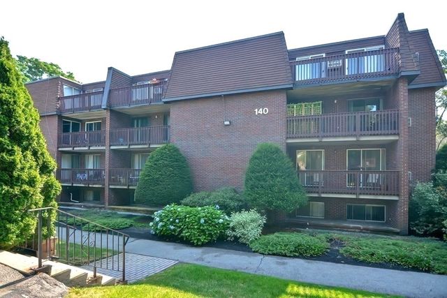 140 Kenrick St 21, Boston, MA 02135