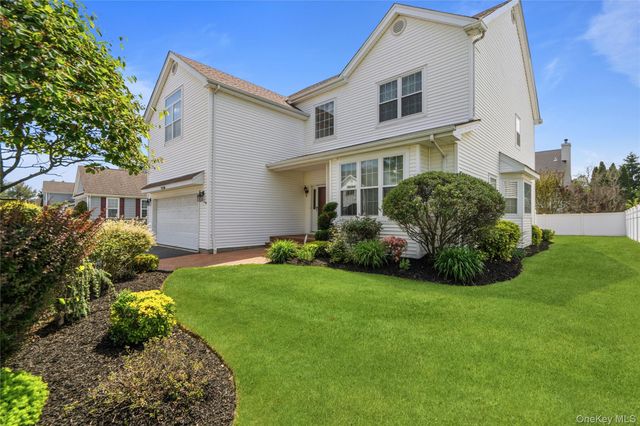 225 Barton Avenue, Melville, NY 11747