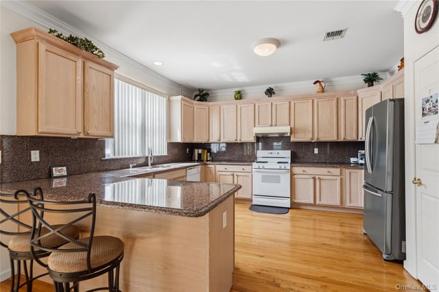 225 Barton Avenue, Melville, NY 11747