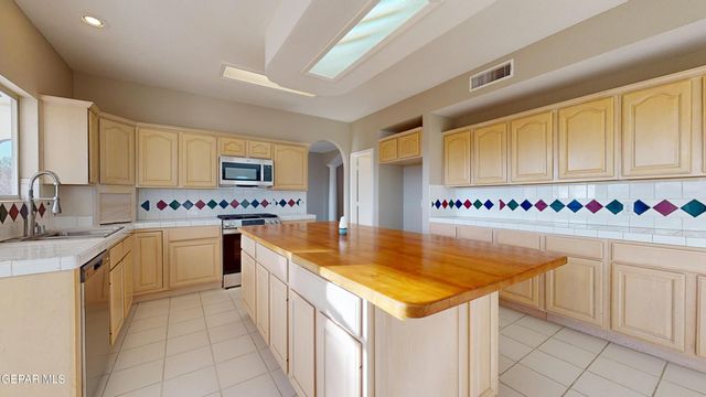 55 S TREVINO Road, Santa Teresa, NM 88008