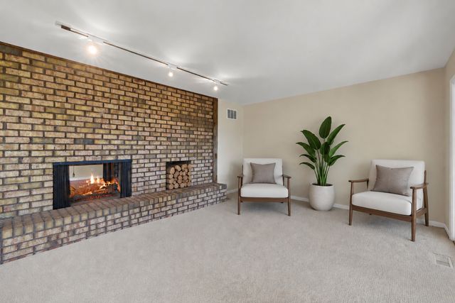 8929 ROBIN HILL ROAD Drive, Woodstock, IL 60098