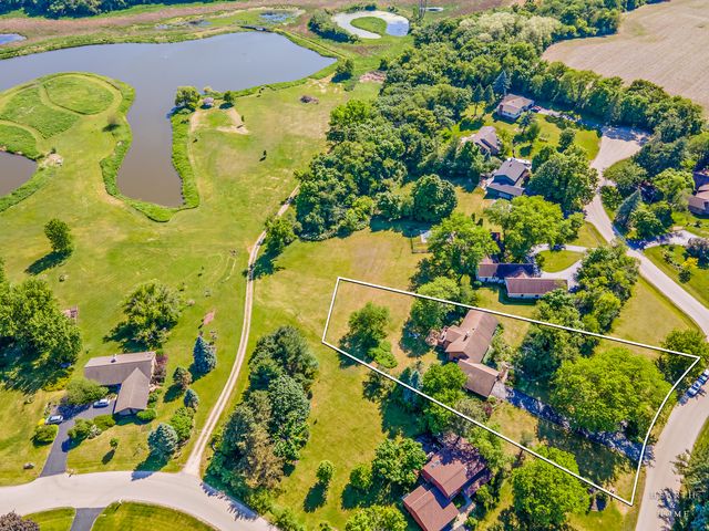 8929 ROBIN HILL ROAD Drive, Woodstock, IL 60098