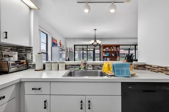10215 N Circle Lake Drive 101, Boynton Beach, FL 33437