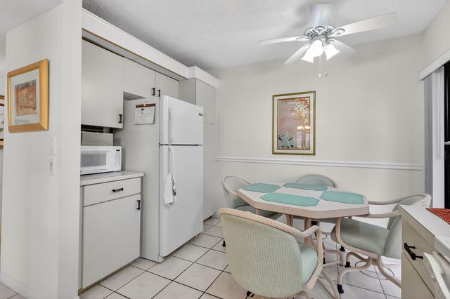 10215 N Circle Lake Drive 101, Boynton Beach, FL 33437