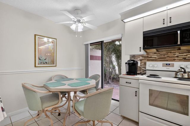 10215 N Circle Lake Drive 101, Boynton Beach, FL 33437