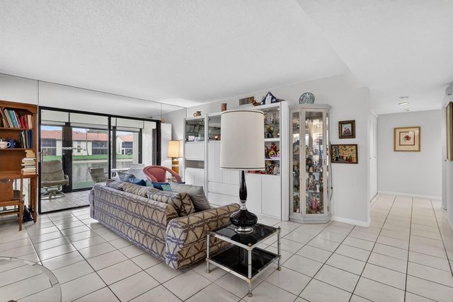 10215 N Circle Lake Drive 101, Boynton Beach, FL 33437