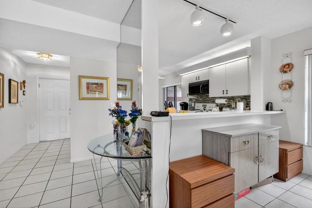 10215 N Circle Lake Drive 101, Boynton Beach, FL 33437