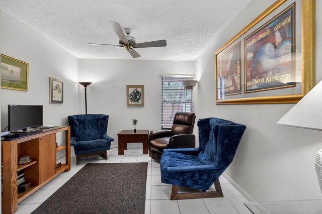 10215 N Circle Lake Drive 101, Boynton Beach, FL 33437