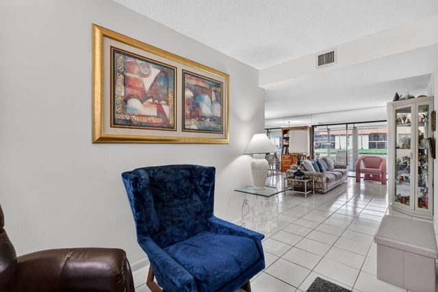 10215 N Circle Lake Drive 101, Boynton Beach, FL 33437